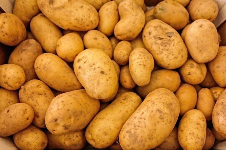 Ile kalorii ma gotowany ziemniak? Dlaczego ziemniaki tuczą?