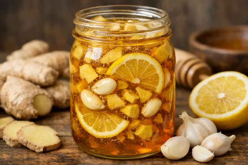Domowy syrop na odporność z czosnku, imbiru, miodu i cytryny w szklanym słoiku