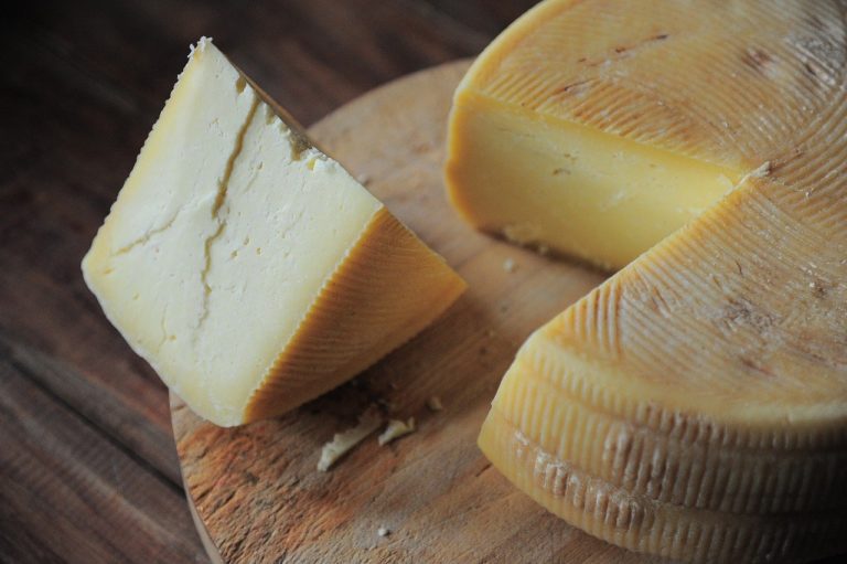 Czy można mrozić ser żółty, pleśniowy i twaróg?