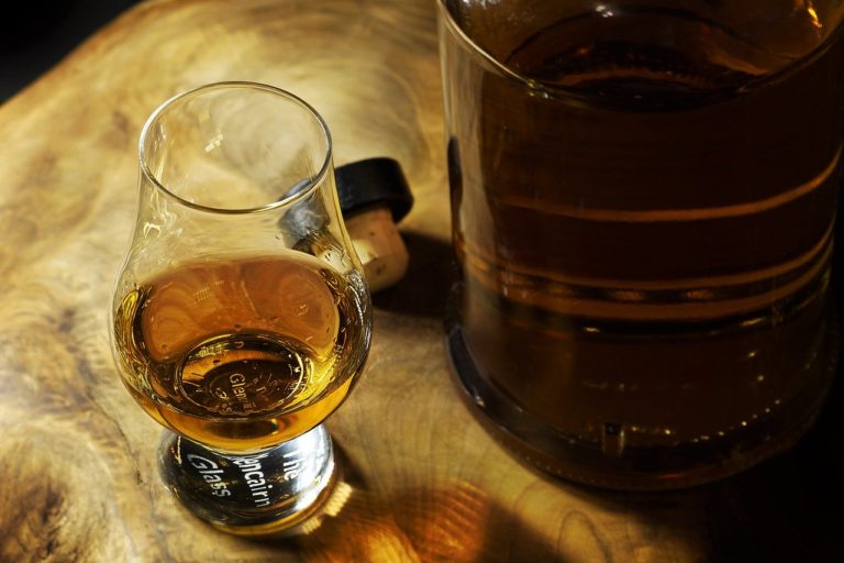 Whisky a Bourbon, czy wiesz jaka jest różnica między nimi?