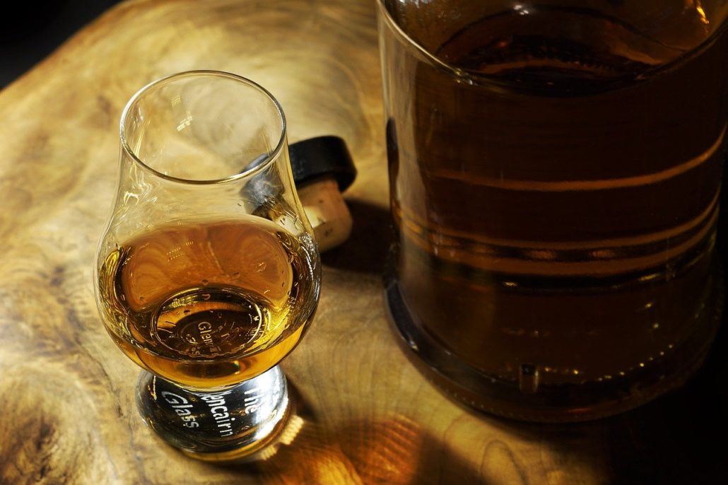różnica whisky bourbon brendy
