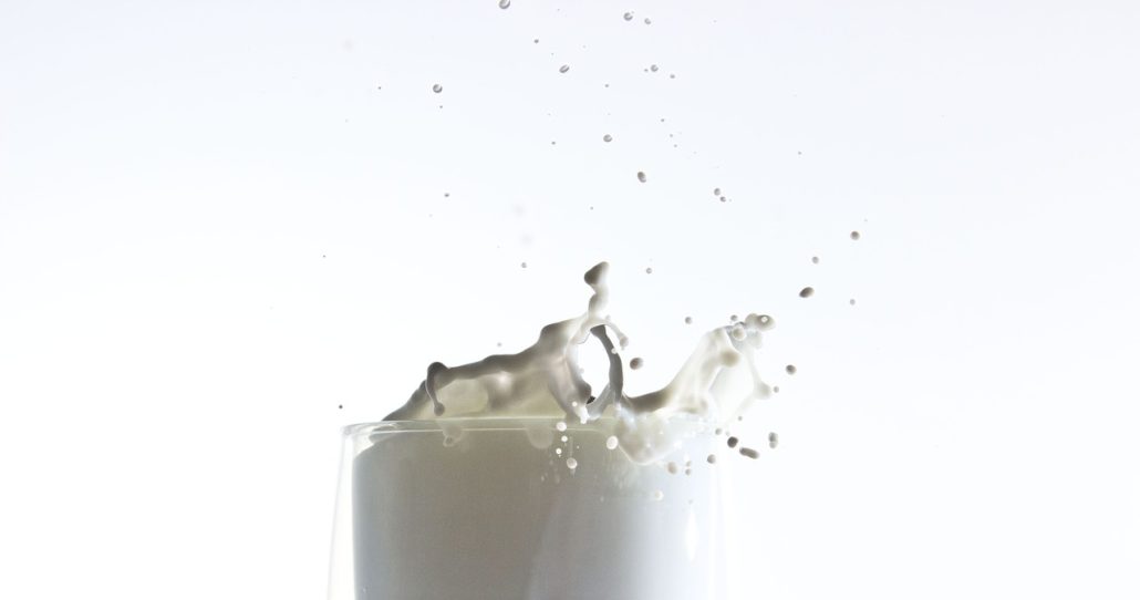 mleko przed snem ciepłe picie mleka