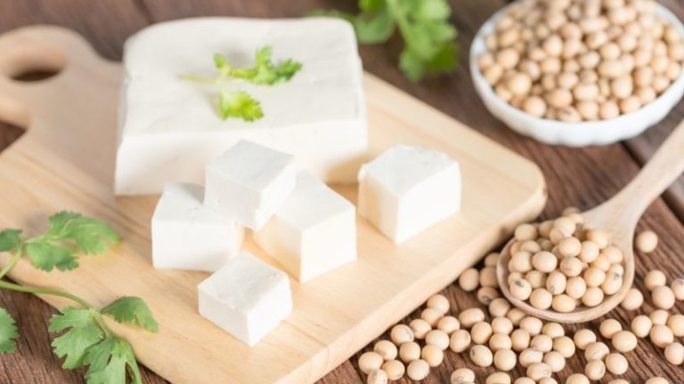 Czym jest Tofu i jakie korzyści zdrowotne przynosi jego jedzenie?