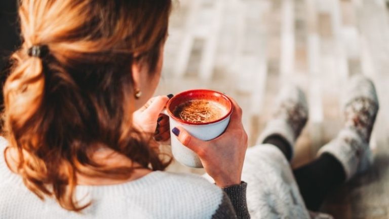 Czy picie kawy na pusty żołądek szkodzi?
