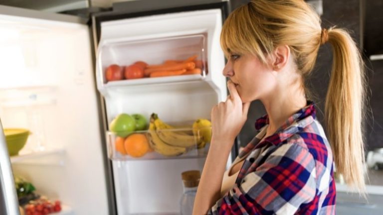 Czy można wkładać gorące jedzenie do lodówki? Sprawdź jak postępować