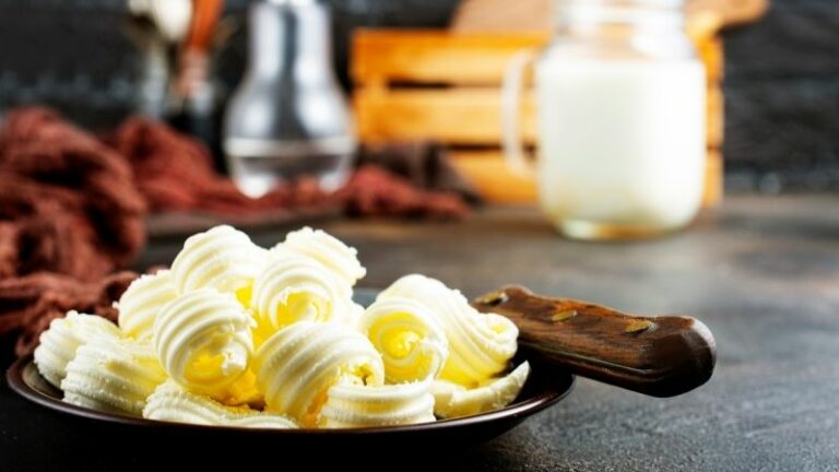 Jak bezpiecznie mrozić masło w domu? 