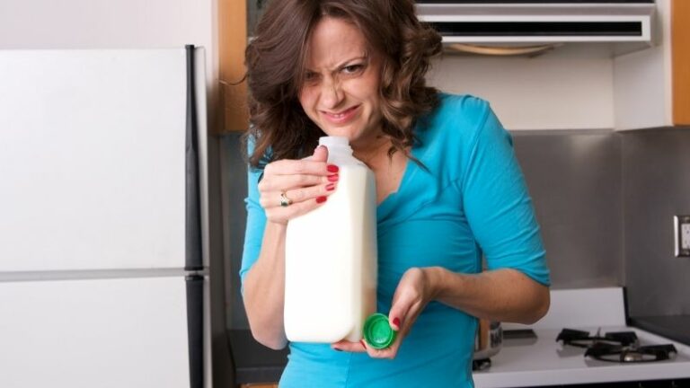 Jak rozpoznać zepsute mleko i czy może nam zaszkodzić?