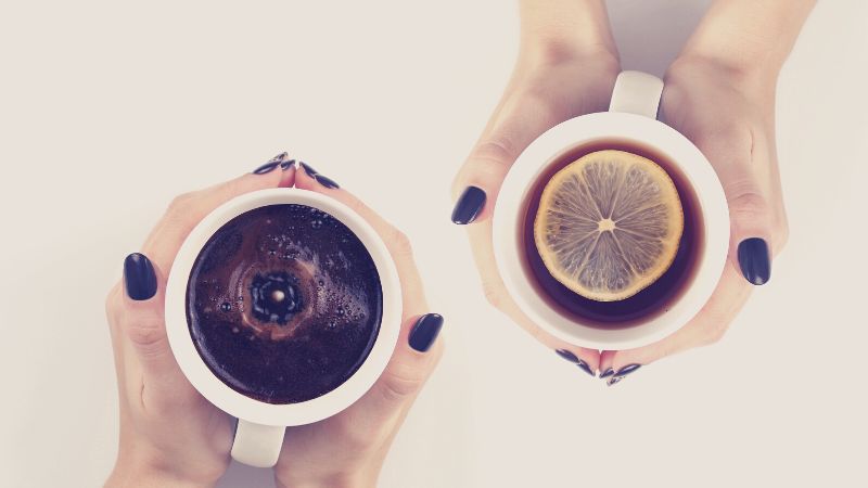 Kofeina w herbacie i kawie, od czego zależy?