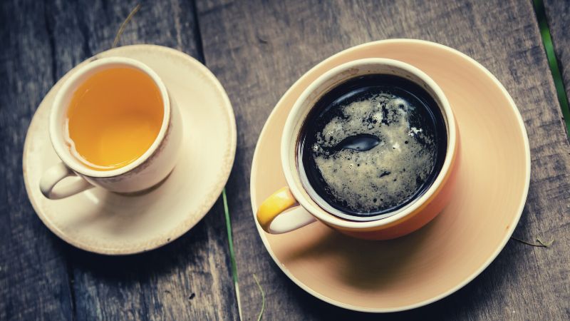 Kofeina w herbacie i kawie, od czego zależy?
