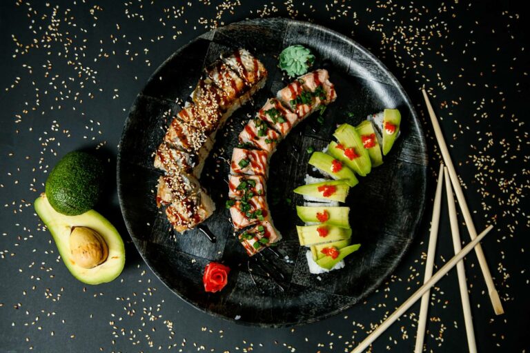 California, nigiri, hosomaki i futomaki, czyli najpopularniejsze rodzaje sushi, które możesz zjeść w domu