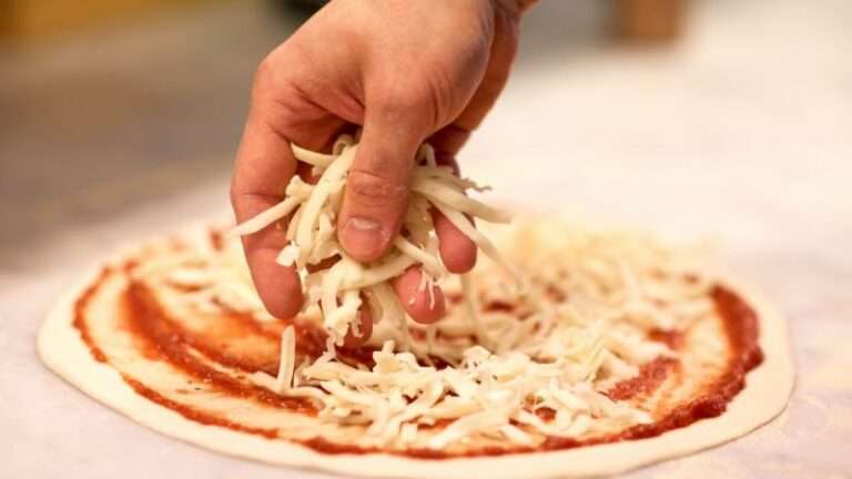 Jak wybrać idealny ser do pizzy – poradnik dla początkujących
