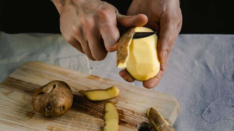 Zero odpadów kulinarnych: Wykorzystaj obierki z ziemniaków w niezwykły sposób