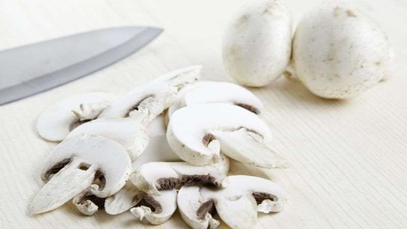 czy można jeść surowe pieczarki