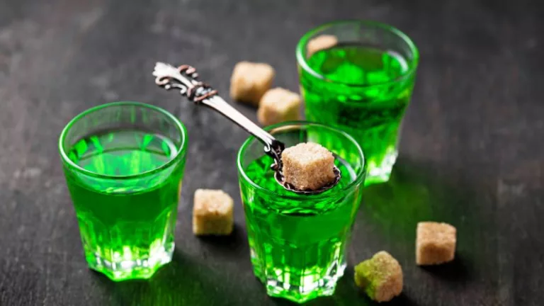 Czy absynt rzeczywiście wywołuje halucynacje?