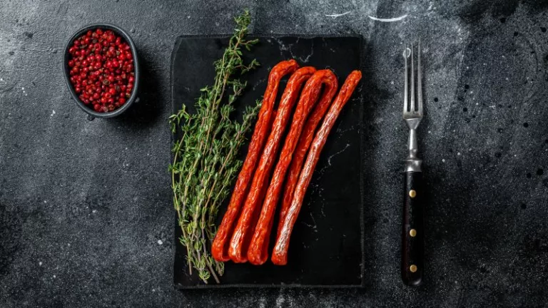 biały nalot kiełbasie