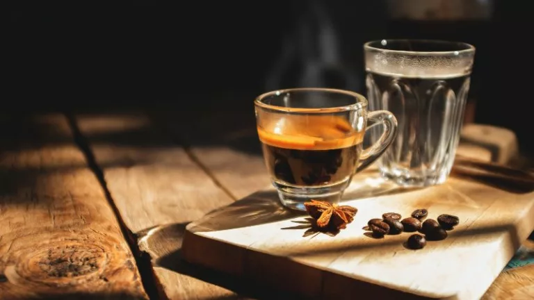 Dlaczego do espresso podaje się wodę? Odpowiadamy