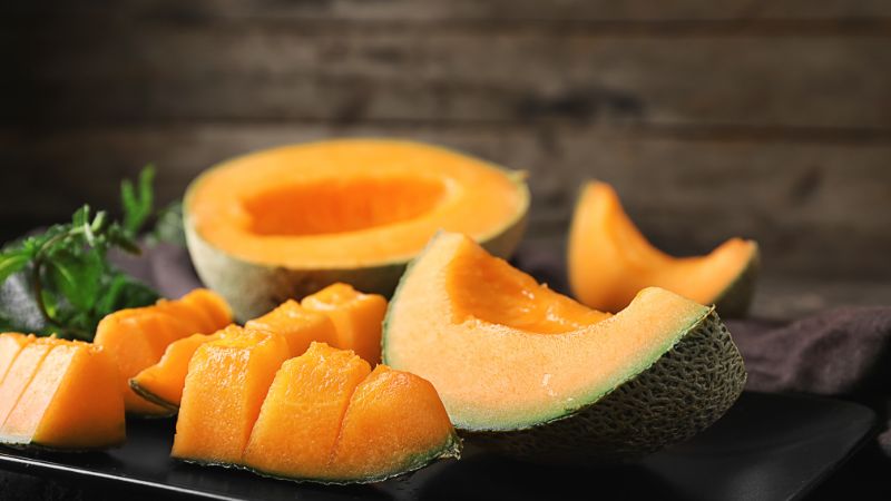 Jakie właściwości ma melon? Jakie jest jego działanie na organizm i ile kalorii zawiera?