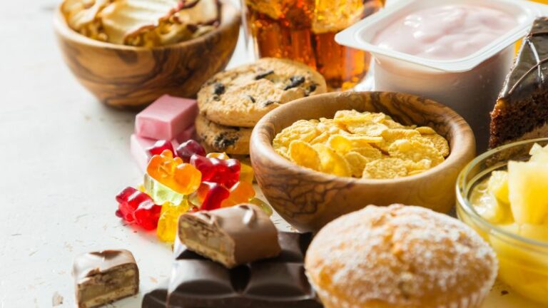 Czym jest rafinowany cukier i czy jest lepszy od naturalnego?