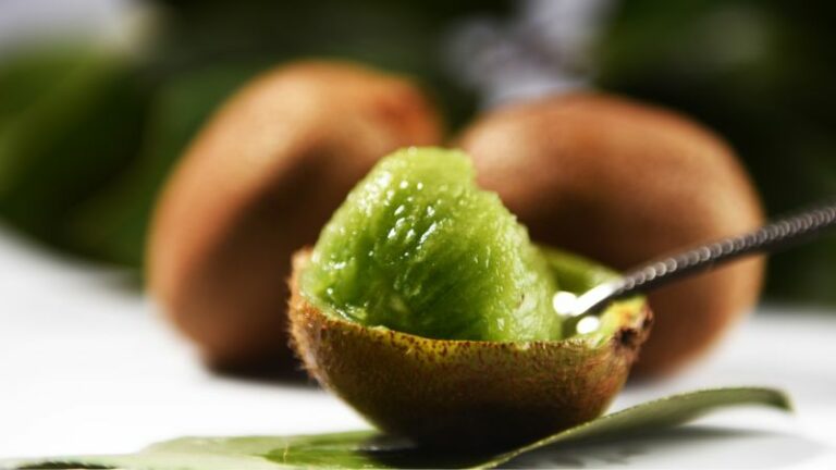 Czy można jeść skórkę kiwi? Wszystko, co musisz wiedzieć