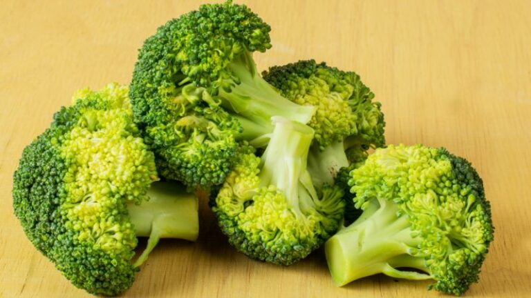 Pożółkły brokuł: Czy jest bezpieczny i jak go przechowywać?