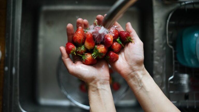 jak skutecznie myć owoce