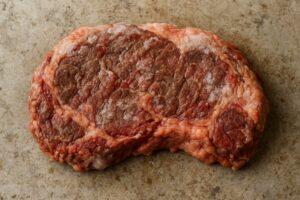 Dlaczego ponowne zamrażanie mięsa jest niebezpieczne? Fakty