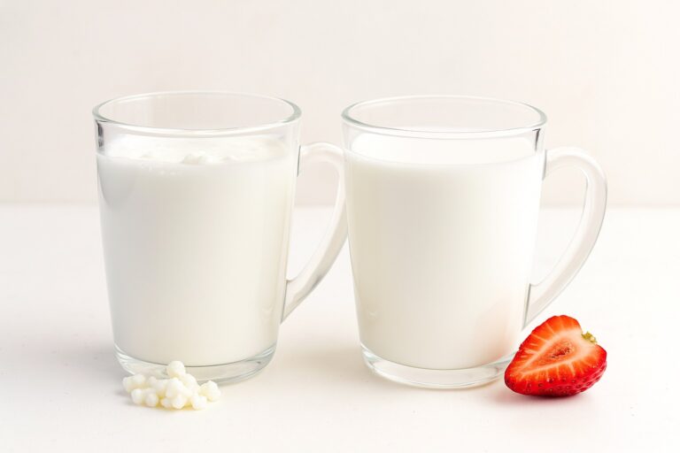 Kefir i maślanka w szklankach - porównanie dwóch napojów fermentowanych