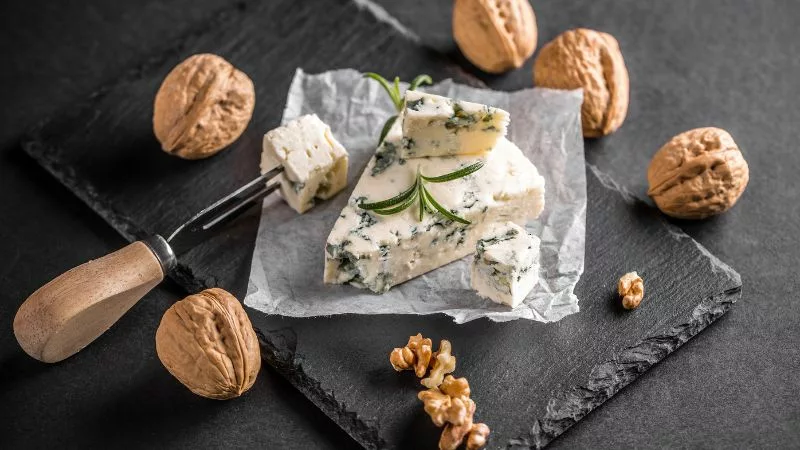 Gorgonzola piccante ser pleśniowy z orzechami właściwości zdrowotne